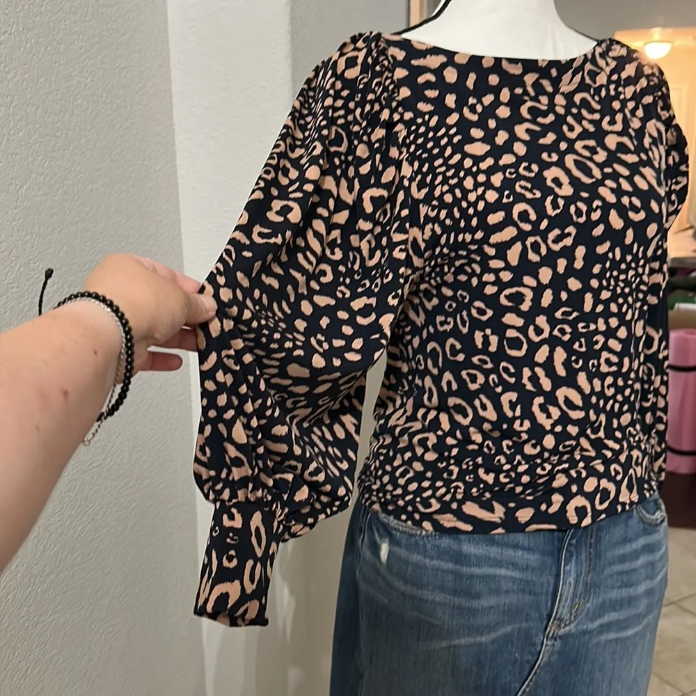 🌟Host Pick✨Ann Taylor-Animal Print Batwing Sleeve Top NWT - Picture 3 of 7